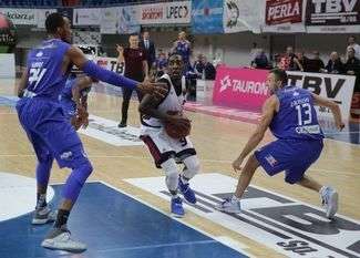Jakub Zalewski (z prawej) w poprzednim sezonie, kiedy zakładał koszulkę AZS Koszalin zakończył mecz w Lublinie z zerowym dorobkiem