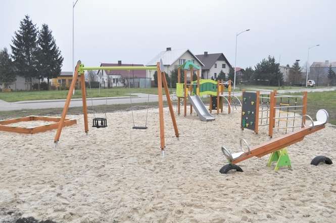 Na placu zabaw u zbiegu ulic Jasnej i Kraszewskiego zamontowana została wieża ze zjeżdżalnią, zestaw sprawnościowy, huśtawki i piaskownica