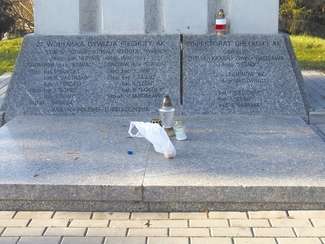 Resztki po pikniku na płycie pomnika