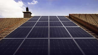 Instalacja fotowoltaiczna na dachu szkoły
