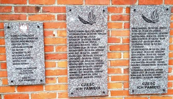 Granitowe płyty zastąpiły blaszane tablice z imionami, nazwiskami i datami śmierci żołnierzy i cywilów