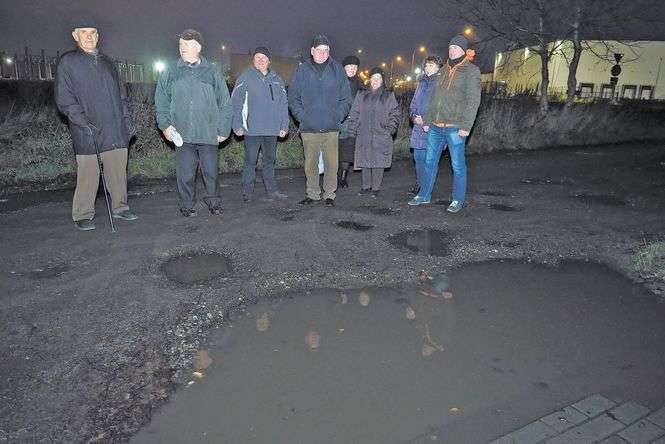 Mieszkańcy ul. Brzegowej mają dosyć jeżdżenia slalomem po dziurawej drodze