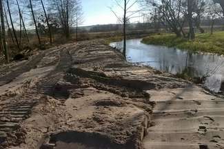 - Skutkiem tych prac będzie zniszczenie tarlisk naturalnych pstrąga potokowego oraz minoga rzecznego (na zdjęciu w kółku) - alarmują wędkarze