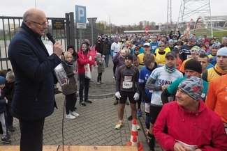 Prezydent Krzysztof Żuk prezentuje medal dla Fundacji Rozwoju Sportu w Lublinie