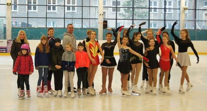 Nowy Uczniowski Klub Łyżwiarstwa Figurowego Salchow prowadzi zajęcia w weekendy na lodowisku nowej Icemanii