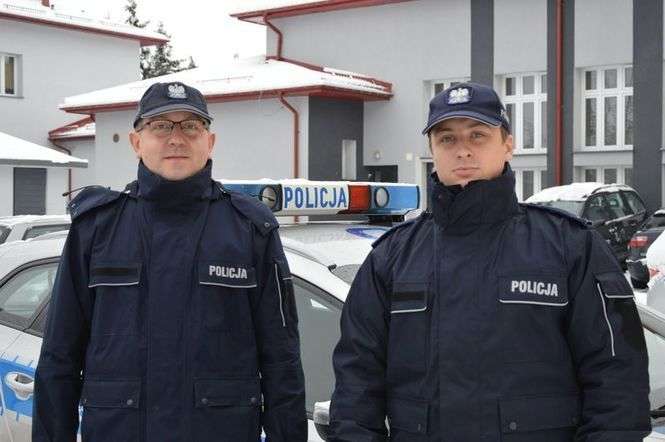 Sierżant sztabowy Radosław Zaraza (z lewej) i sierżant Adrian Nadolski z KPP w Krasnymstawie 