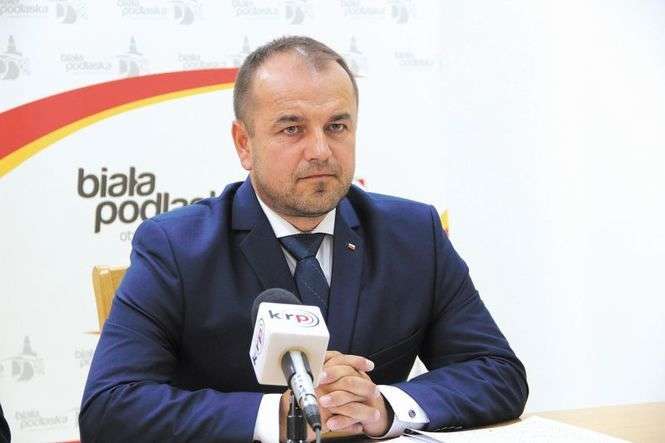 Dariusz Litwiniuk przewodniczący bialskiej rady miasta, został zatrudniony „na stanowisku pomocniczym” w wydziale GITD w Białej Podlaskiej