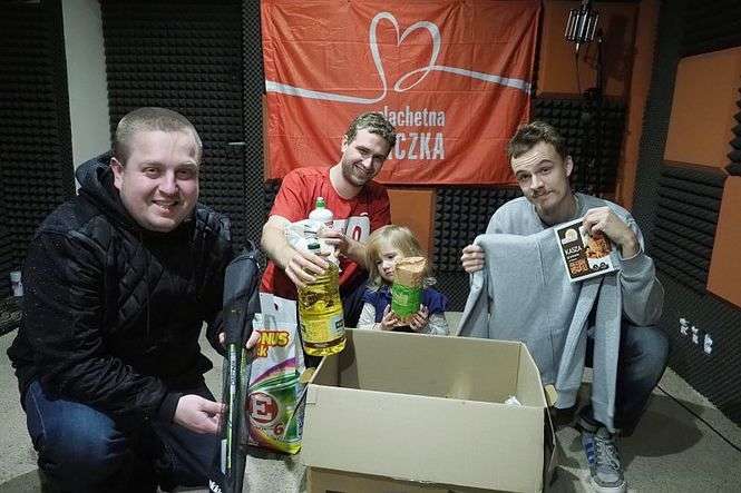 Podczas pakowania prezentów – Hubert „Jahdeck” Pyrgies z córką Łucją, Mateusz „Fat Matthew” Jaroszewski i Adam Lato<br />
<br />
 