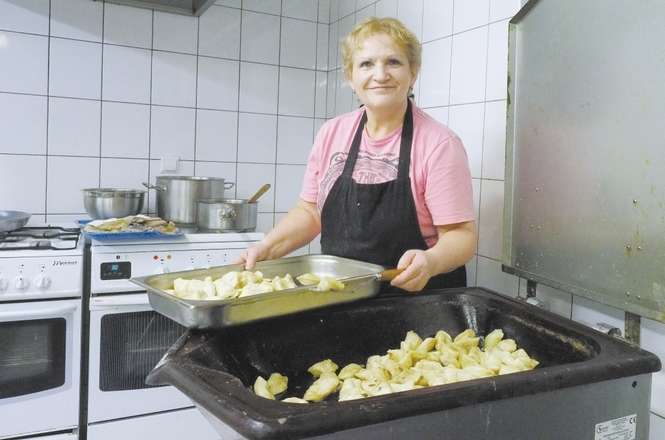 Na dole, w kuchni przy ul. Zielonej szefuje Maria Zielonka, która przygotowuje posiłki dla osób korzystających z pomocy Bractwa Miłosierdzia im. Brata Alberta w Lublinie. Na wigilijne spotkanie przygotowała m.in. barszcz czerwony z uszkami. <br />
<br />
– Na co dzień w kuchni gotujemy ok. 150 litrów zupy – podlicza pani Maria. – Raz w tygodniu jest też drugie danie: ryby, kotlety i makarony. Wszystko dzięki darczyńcom. Dziękuję wszystkim ludziom o złotych sercach, którzy nas wspierają, w szczególności Liceum Ogólnokształcącemu z Bychawy. Nauczyciele i uczniowie co dwa miesiąca organizują zbiórkę i zebrane dary do nas przywożą