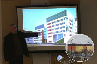 Choć na poniedziałkowym spotkaniu u marszałka żadne wiążące decyzje nie zapadły, to wiele wskazuje na to, że architektoniczny koszmarek wreszcie przestanie straszyć mieszkańców i turystów. Na zdjęciu arch. Stefan Głaz i jeden z projektów elewacji COZL. W prawym rogu wersja obecna.