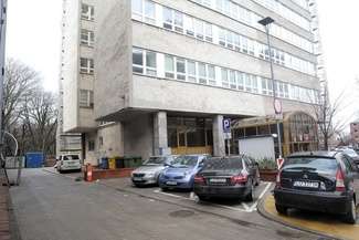 Miejska ładowarka powstanie przy wjeździe na parking urzędu