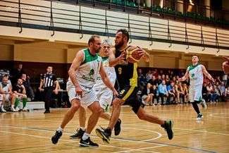 Bogdan Lembrych (z piłką) poprowadził Matematykę do triumfu w konfrontacji z Braćmi Mrozik