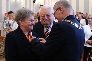 Medale z rąk prezydenta odbiera Teresa i Ryszard Kotkiewicz