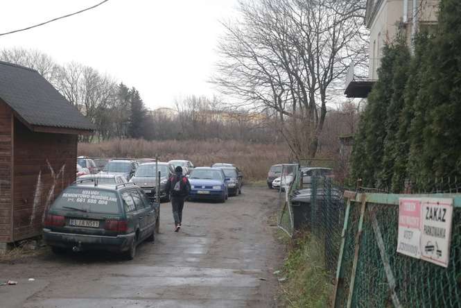 Parking przy Czechowskiej siedem lat temu został zamknięty na polecenie Ratusza