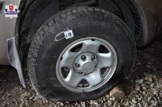 Sąsiad okazał się wandalem. Zarysował lakier, poprzebijał opony w samochodach