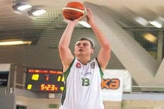 Mateusz Wiśniewski )z piłką) był najlepszym zawodnikiem AZS UMCS w meczu w Warszawie