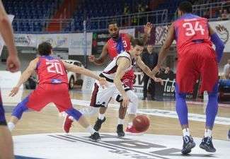 Michael Gospodarek (z piłką) w ostatnim meczu w Sopocie zdobył dziewięć punktów, a dodatkowo rozdał cztery asysty