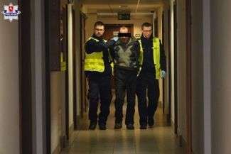 Obudził się w autokarze i zaatakował pasażera nożem. Ranił też kierowców