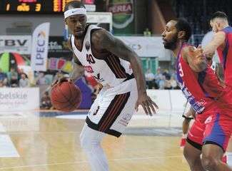 Chavaughn Lewis (z piłką) rozegrał kolejny znakomity mecz