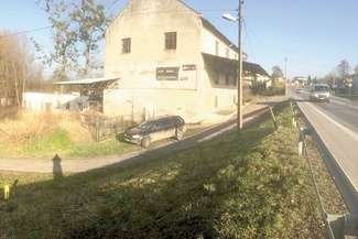 Stary młyn to zaniedbany, nieużywany od lat obiekt znajdujący się na działce przy ul. Puławskiej