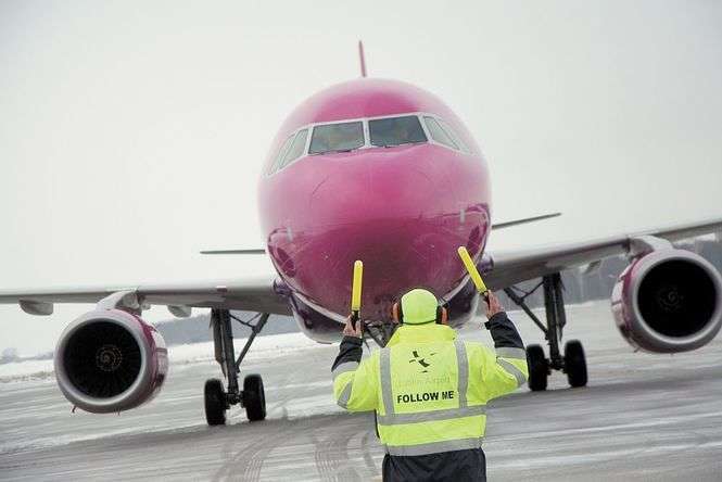 – Z powodu złej pogody mamy wiele opóźnień i odwołanych lotów – przyznają linie Wizz Air<br />
