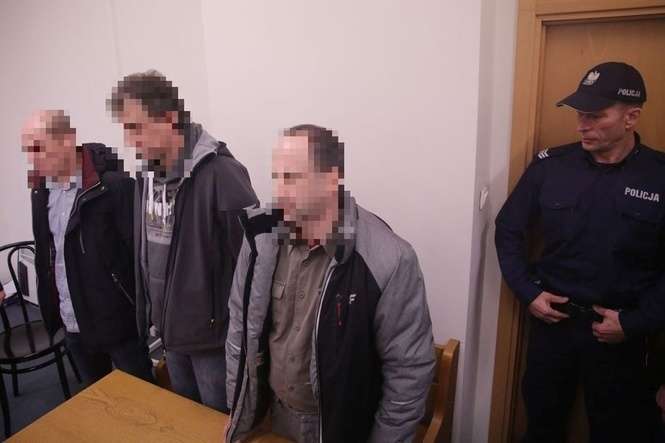 Marcin G. (w środku) podczas pierwszej rozprawy w sądzie