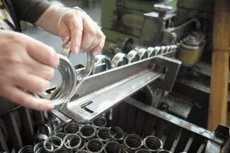 W FŁT-Kraśnik średnia płaca za III kwartał 2017 r. wyniosła 3542 zł brutto (kwota ta nie obejmuje funduszu jubileuszowego). W fabryce pracuje ok. 2 tys. osób