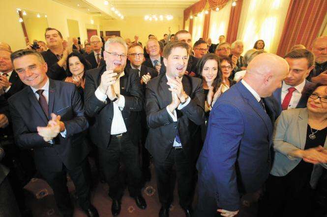 Radość w lubelskim sztabie PiS po wygranych wyborach parlamentarnych w 2015 roku