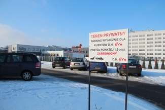 – Dzierżawiony przez właściciela sklepu teren leży w pasie drogowym i nie jest prywatnym parkingiem. Tablice informacyjne wprowadzają mieszkańców w błąd – tłumaczy rzecznik magistratu