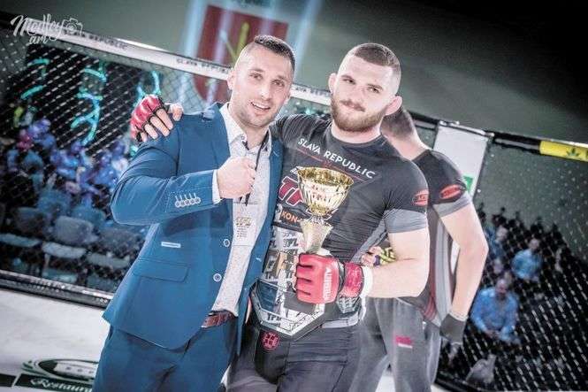 Michał Oleksiejczuk (z prawej) w oktagonie UFC wygrał do tej pory jedną walkę