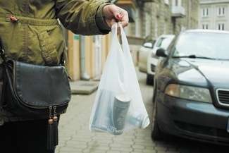 Na zakupy z własną siatką. Ile kosztują foliowe torby w sklepach?