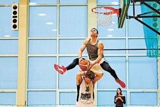 Damian Harsze (z piłką) to jeden z najlepszych specjalistów od wsadzania piłki do kosza w naszym kraju. Już kilka tygodni temu zapowiedział, że przyjedzie do Lublina, aby wziąć udział w konkursie wsadów w czasie Meczu Gwiazd LNBA