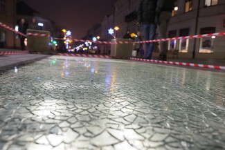 Pękła szyba w "oknie czasu" na deptaku. Ktoś ją uszkodził? "Sprawdzamy to"