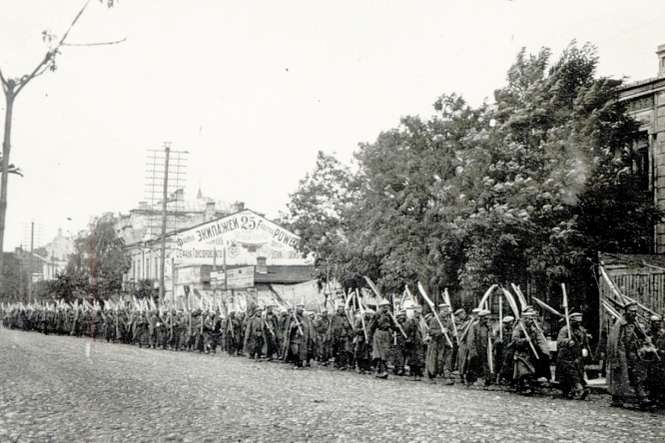 Zdjęcia wykonał anonimowy niemiecki żołnierz we wrześniu lub w październiku 1915 r. Fotografie pochodzą z Zbiorów Specjalnych WBP im. H. Łopacińskiego, sygn. 5997/I.<br />
