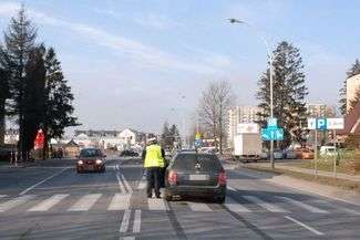 Omijał ciężarówkę przed przejściem dla pieszych. Potrącił 63-latka 
