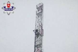 Kobieta wdrapała się na maszt telekomunikacyjny