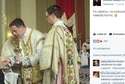 Zdjęcie i wpis księdza na Facebooku komentują internauci