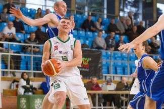 Mateusz Wiśniewski (z piłką) był najlepszym zawodnikiem AZS UMCS w konfrontacji w Białymstoku