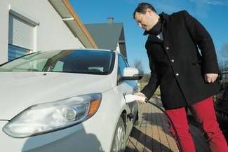 Czy są awaryjne, jak długo wytrzymają baterie, gdzie i za ile serwisować takie pojazdy, czy warto kupić używanego „elektryka” - to tylko niektóre z obaw