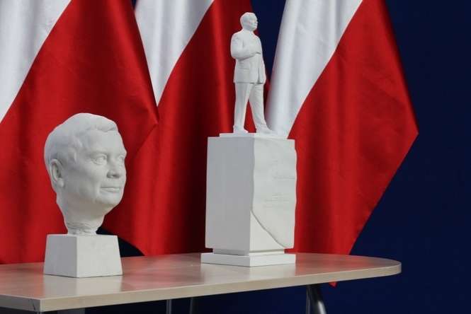 Projekt pomnika prezydenta Lecha Kaczyńskiego – autorstwa Stanisława Szwechowicza i Jana Raniszewskiego<br />
