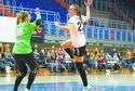 Patrycja Szyszkowska (z piłką) zdobyła w sobotę 8 bramek