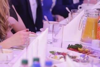 Salmonella na studniówce, zatruło się 28 osób. Wszystko przez surowe mięso?