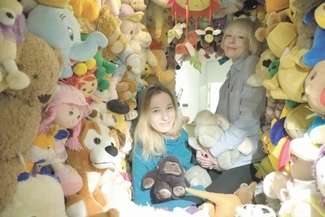 Marta Ryczkowska (z lewej) i Agnieszka Chwiałkowska w tunelu z pluszaków – pracy Zofii Kiciński