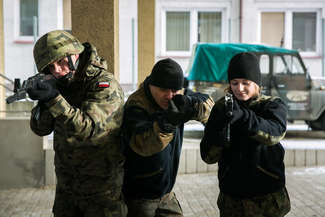 Karabiny, hełmy, nosze w szkole. Zamojska "mundurówka" ma nowy sprzęt [zdjęcia]