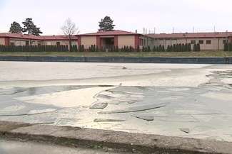 Tragedia na nieczynnym basenie. Pod nastolatkami załamał się lód