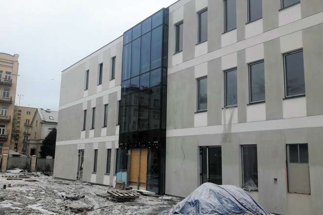 Przy ul. Radziwiłłowskiej jest już prawie gotowy nowy, trzykondygnacyjny budynek