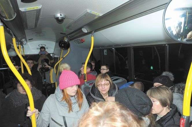 Nietypowy trolejbus z wyciemnionym wnętrzem kursował 28 grudnia na trasie linii 42. Ponad 300 osób zdecydowało się na przejazd, aby na własnej skórze przekonać się, jak trudno jest osobom niewidomym żyć w ciemności