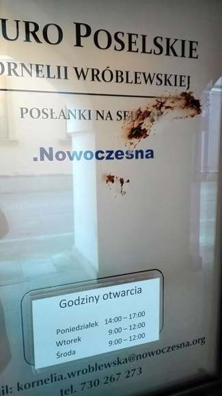 Zabrudzone okno w biurze posłanki Nowoczesnej. Osoby, która to zrobiła, szukają policjanci