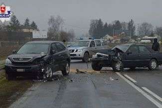 23-latek jechał za szybko. Na zakręcie zderzył się z lexusem 