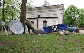 Wielką słuchawkę telefoniczną, czajnik, damską szpilkę i gigantyczną zastawę stołową na co dzień można oglądać w łódzkim Muzeum Kinematografii